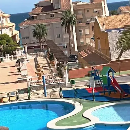 Superbe Maison, Bord De Avec Piscine Commune.