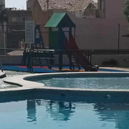 Hébergement de vacances Superbe Maison, Bord De Avec Piscine Commune.