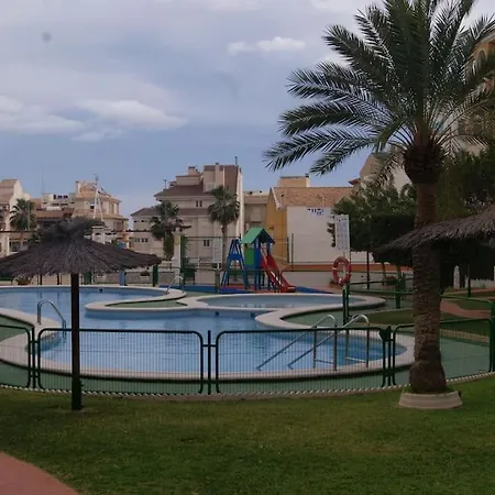 Hébergement de vacances Superbe Maison, Bord De Avec Piscine Commune.